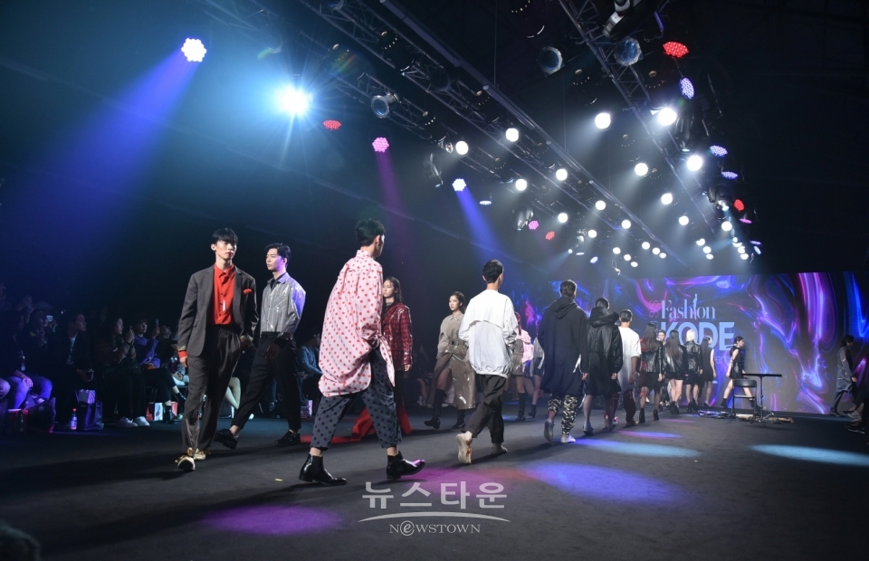 지난 24~26일, 성수동 에스팩토리에서 개최된 2020 S/S 패션코드 앤 페스티벌에서 패션x영화 콜라보를 주제로 컨셉 패션쇼가 진행되었다. / 고득용기자 ⓒ뉴스타운