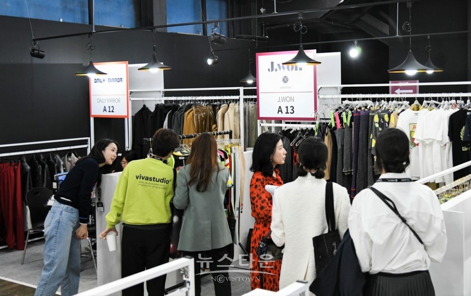 지난 24~26일, 성수동 에스팩토리에서 개최된 2020 S/S 패션코드 앤 페스티벌에 국제 패션 수주회가 마련되었다. / 고득용기자 ⓒ뉴스타운