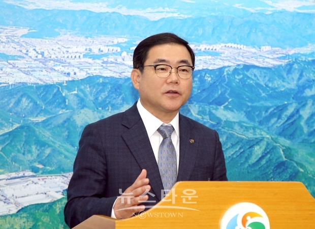 허성무 창원시장은 30일 시청 프레스센터에서 무주택자의 주거안정과 민간위탁 일자리 사업에 대한 브리핑을 했다(사진- 창원시)