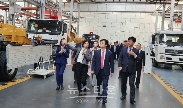 진주시 무역사절단이 샨이그룹 공장을 둘러보고 있다.