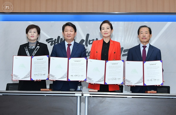 ▲ 강은희 대구시교육감, 권영진 대구광역시장, 배지숙 대구광역시의회의장, 지자체협의회장인 류한국 서구청장.