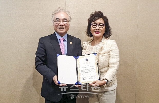 박상원 총회장과 유은영 하와이 여성회장(김한정 기자)