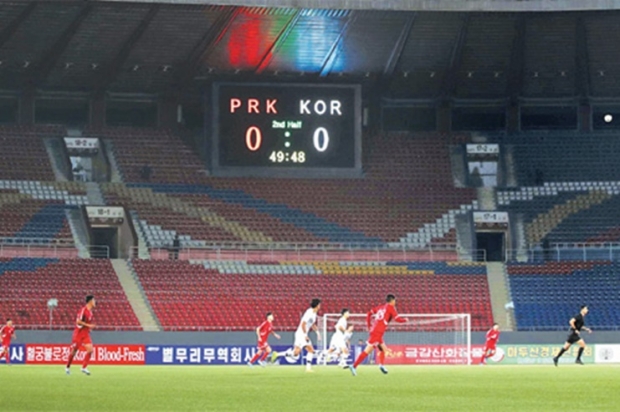 한국과 북한의 축구대표팀 선수들이 15일 평양 김일성경기장에서 열린 2022 카타르 월드컵 아시아지역 2차 예선 H조 조별리그 3차전에서 관중석이 텅 비어 있는 가운데 경기를 하고 있다. 대한축구협회