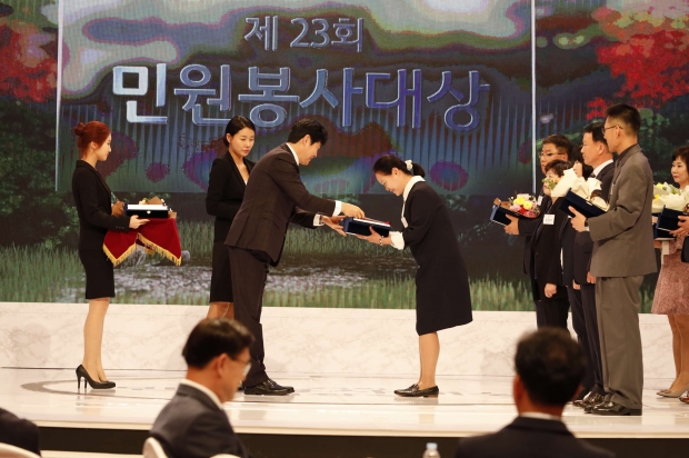 민원봉사대상에서 본상을 수상하고 있는 화성시 김문수 팀장