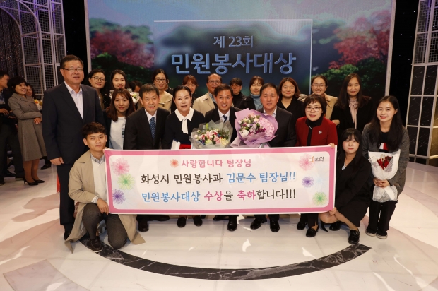 직원들과 함께 기념촬영 모습