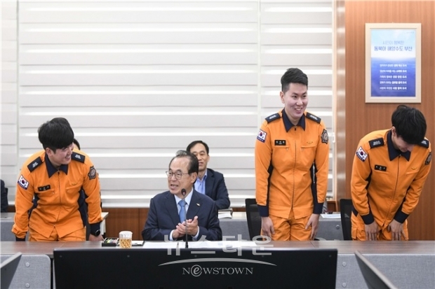 왼쪽부터 항만소방서 김준근 소방사, 오거돈 시장, 강서소방서 성치훈 소방교, 강서소방서 조배근 소방교