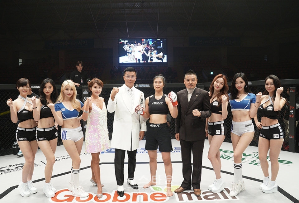 4경기 박하정 VS 박나영 / 4th -63KG CATCHWEIGHT BOUTPARK HA-JEONG VS PARK NA-YOUNGPARK HA-JEONG defeats PARK NA-YOUNG by TKO(Punch) at 1R 0:40 / 고득용기자 ⓒ뉴스타운