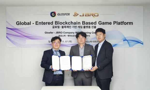 ​글로스퍼 김진우 이사(왼쪽), 제이브로컴퍼니 전시영 대표(가운데), 제이브로컴퍼니 김도성 차장(오른쪽)​