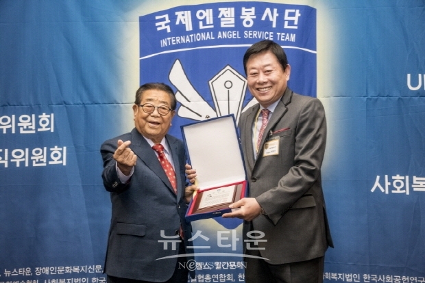 박복신 회장 대한민국을 빛낸 자랑스런 인물 봉사대상 수상(김한정 기자)