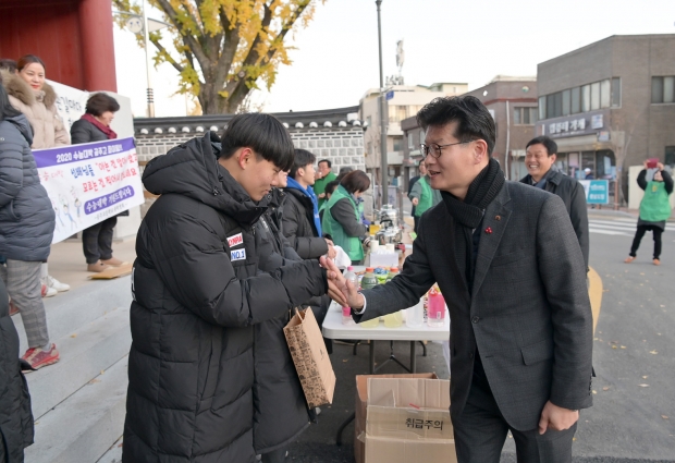 김정섭 시장(사진 오른쪽)