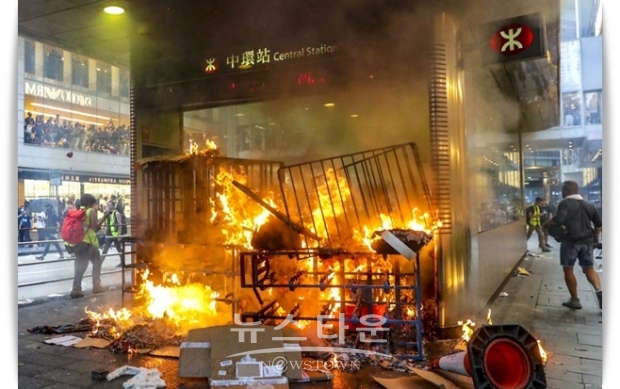 지난 8일에는 경찰의 단속 중에 주차장에서 추락한 홍콩 과기대의 남학생(22)이 사망했다.