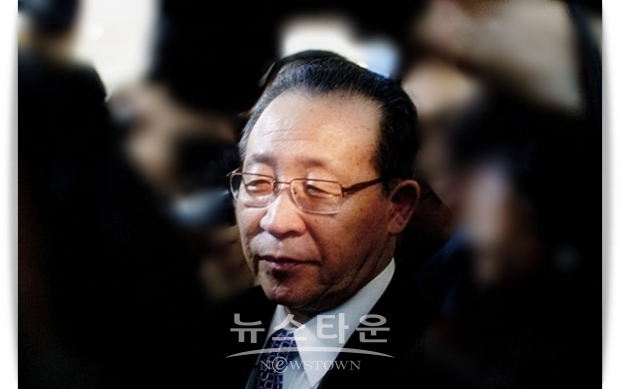 김계관(위 사진) 고문은 이어 “우리는 우리에게 무익한 그러한 회담에 더 이상 흥미를 가지지 않는다”며 “우리는 아무것도 돌려받지 못한 채 더 이상 미국 대통령에게 자랑할 거리를 주지 않을 것이며, 이미 트럼프 대통령이 자기의 치적으로 자부하는 성과들에 해당하는 값도 다시 받아야 한다”고 주장했다.