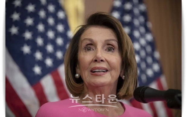 낸시 펠로시(위 사진) 의장은 “홍콩에 전면적인 자치를 주겠다고 한 중국의 약속은 철저히 깨져 왔다. 최근의 홍콩이공대에서의 (경찰대에 의한) 학생들에 대한 폭력적 공격도 우리에게 충격을 주었다”며, 중국의 시진핑 체제 및 홍콩 정부의 대응을 강하게 비판했다.