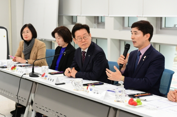 간담회에서 발언중인 서철모 화성시장