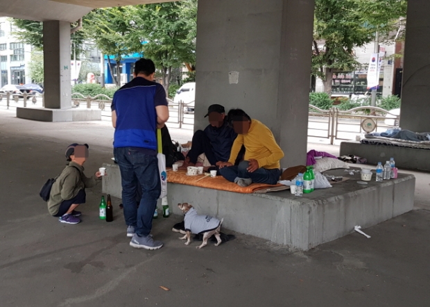 성남 모란고가교 밑에서 노숙인을 상담하고 있다.
