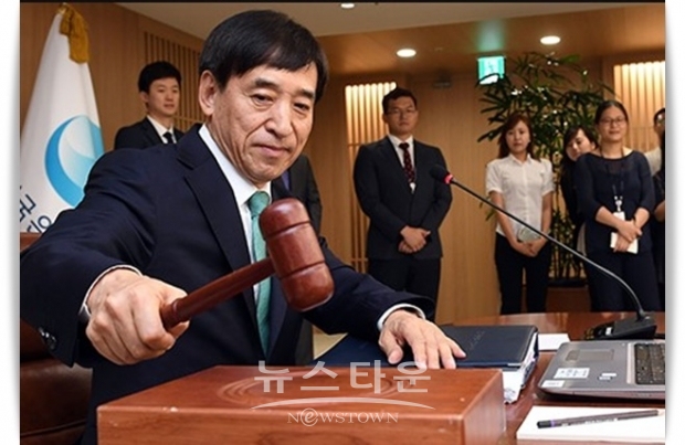 한국은행은 또 소비자물가 상승률은 지난 10월 0%를 나타내, 한은의 물가안정목표 2%에 크게 미치지 못하고 있다. 다만, 8~9월 마이너스 물가상승률로 촉발되었던 디플레이션 우려는 다소 누그러진 분위기이다. / 이주열 한국은행 총재