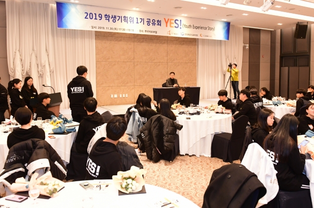 학생기획위원회 성과 공유회에서 학생들과 대화하고 있는 서철모 화성시장