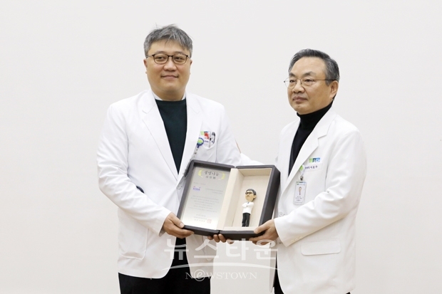 순천향대천안병원 오혁진 교수(좌측)가 장기기증 활성화와 생명나눔 인식확산에 기여한 공로로 한국장기조직기증원으로부터 ‘생명나눔 공로상’을 수상했다. 병원 월례조회에서 이문수 병원장(우측)이 공로상을 전하고 있다.