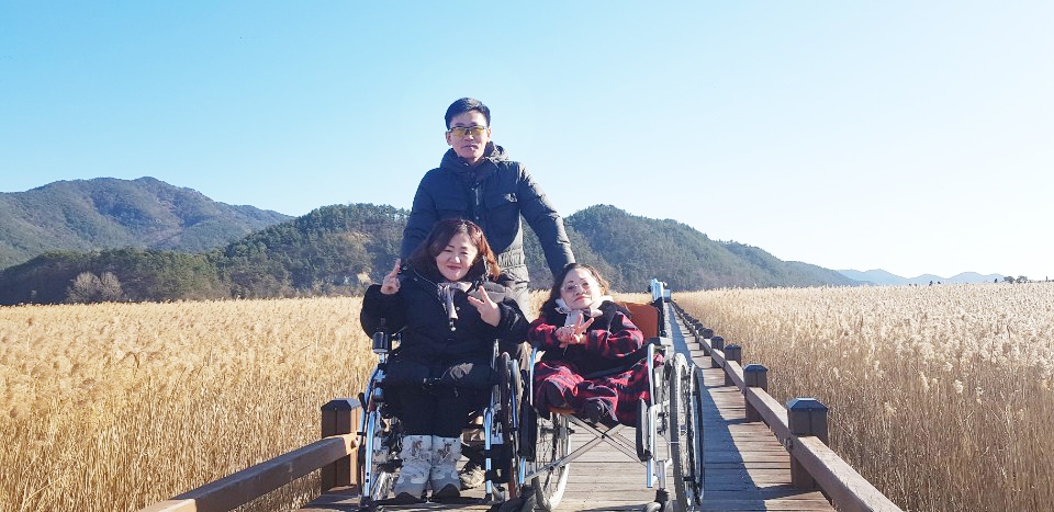 지난해 초록여행 미션여행을 다녀온 엄지자매의 기념촬영 모습