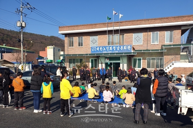 청남초등학교 학생들이 학교 텃밭에서 자신들이 직접 기른 배추와 무로 김장김치를 담가 전달하고 그동안 배우고 익힌 우쿨렐레 연주와 풍물 공연을 어르신들에게 선보였다.