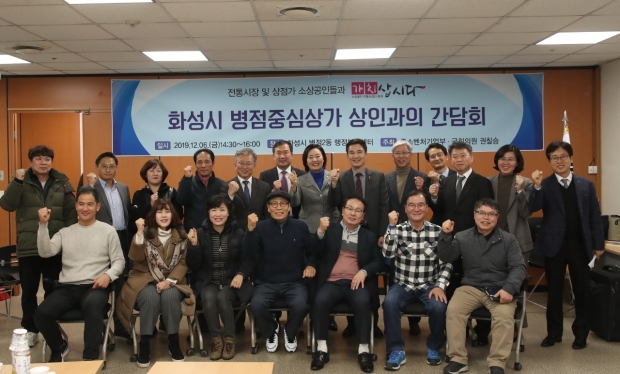 간담회 기념촬영 모습