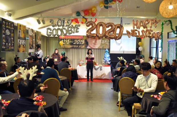 “안녕2019! 부탁해2020! 플덤”과 함께하는 팬미팅 현장 덤보 팬카페 메니저 꼬마(김은정)님이 행사진행을 전달하고 있다.​