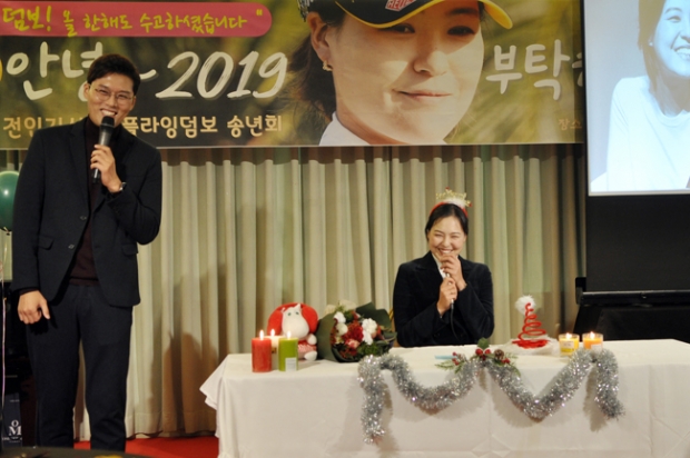 김일중아나운서 진행으로 행사의 즐거움을 선사하고 있다.