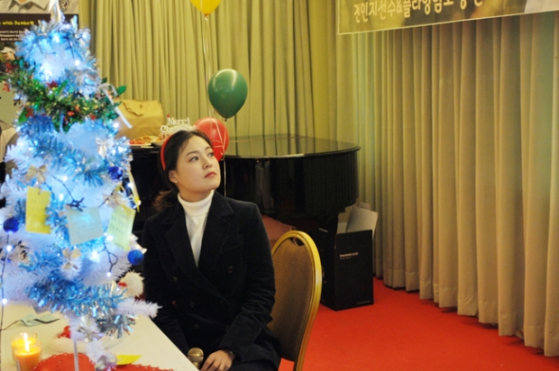 “안녕2019! 부탁해2020! 플덤”과 함께하는 팬미팅 현장 회원들이 준비한 그동안 지내왔던 과거와 현재의 동영상을 바라보고있는 전인지선수