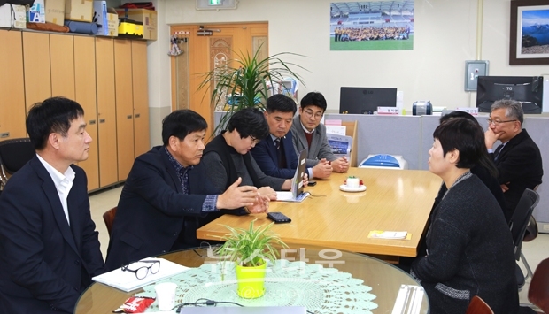 지난 12월 11일 아산시의회 기획행정위원회가 자치행정과 예산안 중 자원봉사센터 사업추진과 관련 현장여건을 직접 확인하고 사업추진하고 있는 직원들과 대화하며 본사업의 목적과 내용에 대해 청취했다.