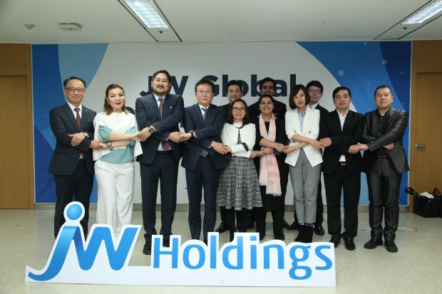 JW홀딩스는 지난 11일, 서울 삼정호텔에서 국내 협력사와 올해 협력 성과를 돌아보고 향후 발전 방향을 모색하는 'JW그룹•협력사 동반성장 파트너스 데이'를 개최했다. 한성권 JW홀딩스 대표(맨 앞줄 왼쪽에서 네 번째)와 국내외 협력사 대표들이 기념촬영을 하고 있다.