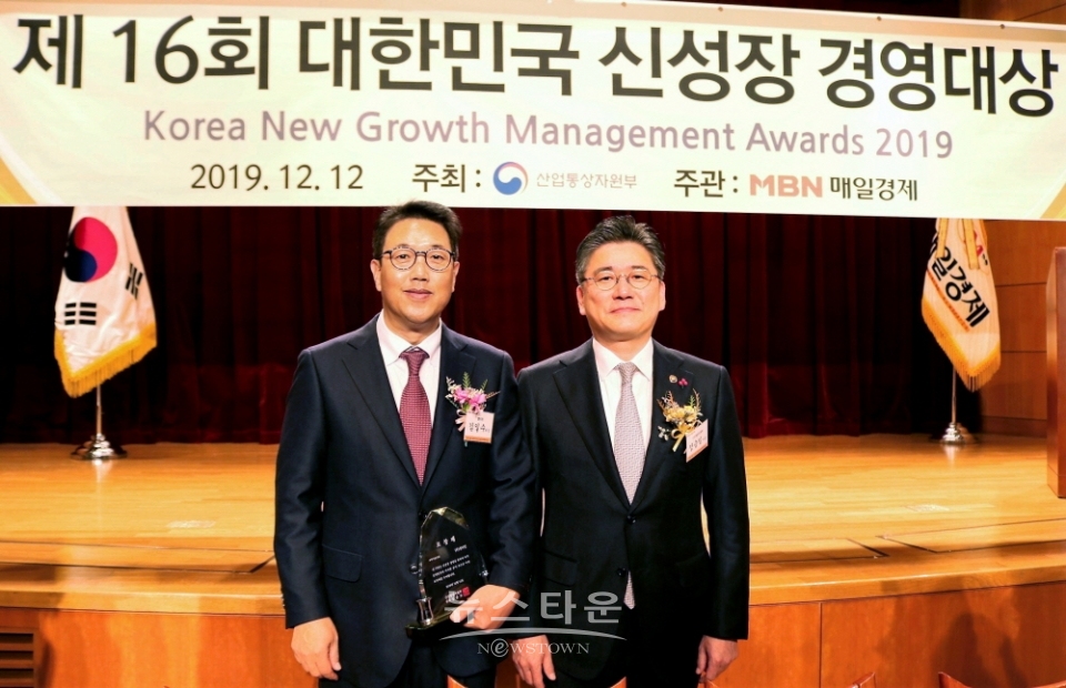 ‘2019 대한민국 신성장 경영대상’ 시상 기념사진, (좌) 셀리턴 김일수 회장, (우) 산업통상자원부 정승일 차관 / 고득용기자 ⓒ뉴스타운
