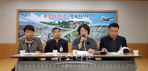 평생학습센터 관계자들이 시청 브리핑룸에서 시책 설명회를 하고 있다.