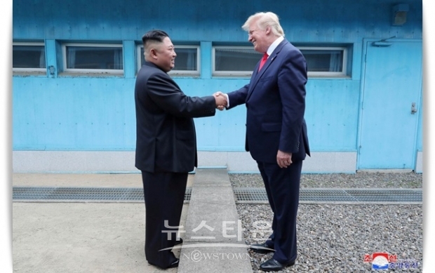크리스토퍼 힐 전 미 국무부 동아태 담당 차관보는 “북한이 만일 ICBM 발사를 강행할 때에는 대북 압박을 위한 노력을 확대해야 한다”고 주문했다.