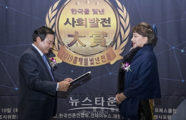 가수 장미화, 2019 한국을 빛낸 ‘한국대중가요공로대상’ 수상(김한정 기자)