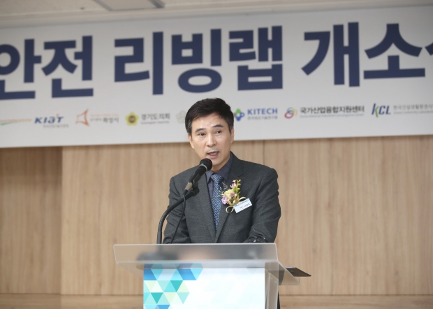 스마트안전 리빙랩 개소식에서 인사말을 하고 있는 서철모 화성시장