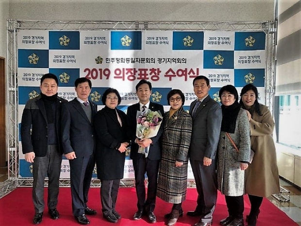 문영근 전 오산시의회 의장 '대통령 표창장' 수여식 기념 촬영.