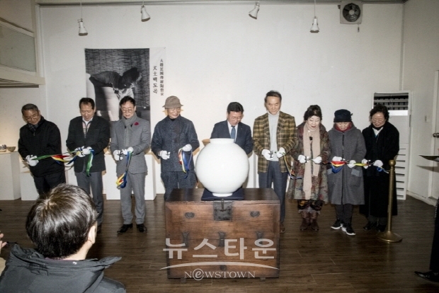 제9회 天土 백도곡 개인전 ‘양구백토 조성물전’(김한정 기자)