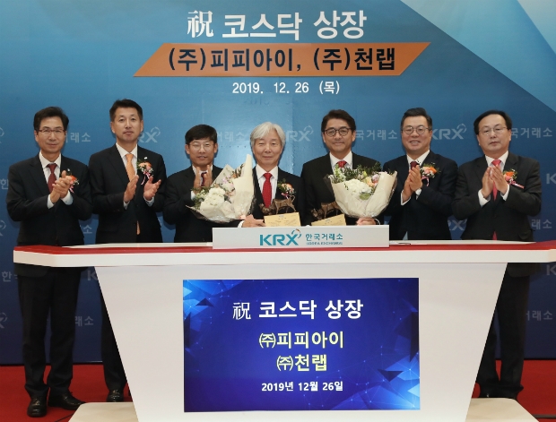 상장기념패 전달 후 기념촬영 왼쪽부터김현철 한국IR협의회 부회장김상태 미래에셋대우 IB총괄 사장정운수 한국거래소 코스닥시장본부장김진봉 (주)피피아이 대표이사천종식 (주)천랩 대표이사정일문 한국투자증권 대표이사송윤진 코스닥협회 부회장
