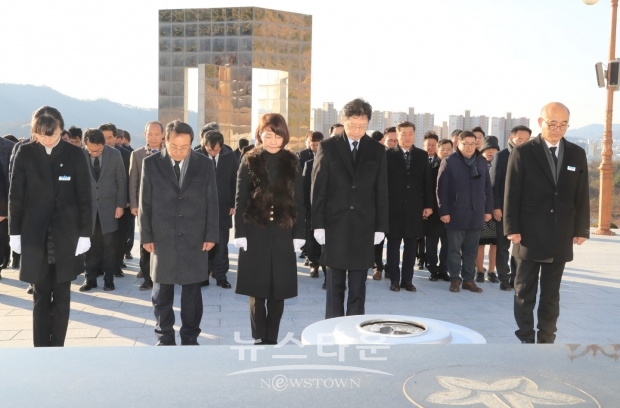 김경수 경남도지사가 순국선열과 호국영령에 참배하는 것으로 2020년 경자년(庚子年) 새해를 시작했다.