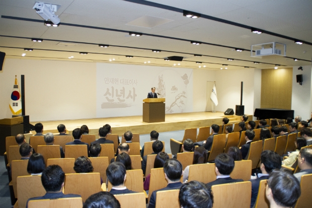 사진설명: 2일 종로구 보령제약 본사 중보홀에서 진행 된 ‘2020년 시무식’에서 안재현대표가 신년사를 발표하고 있다