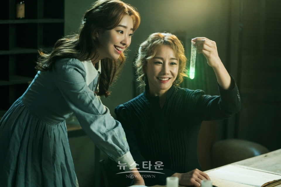 뮤지컬 마리 퀴리_마리 김소향_안느 이봄소리_제공 라이브(주) / 고득용기자 ⓒ뉴스타운