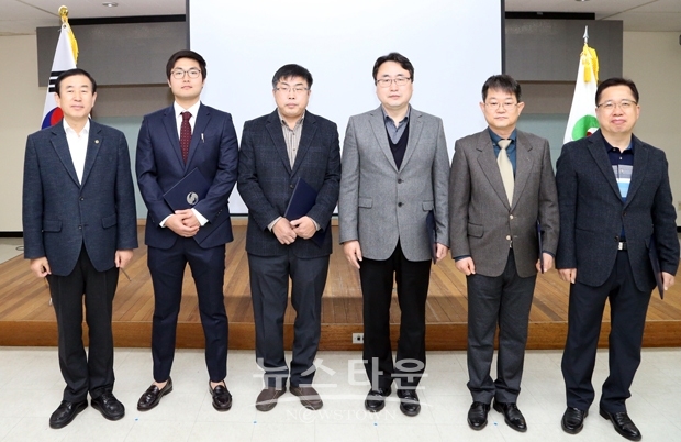 충주시는 지난 1월 6일 남한강회의실에서 지역 내 동물병원 개설 수의사 5명을 2020년도 충주시 공수의로 위촉했다.