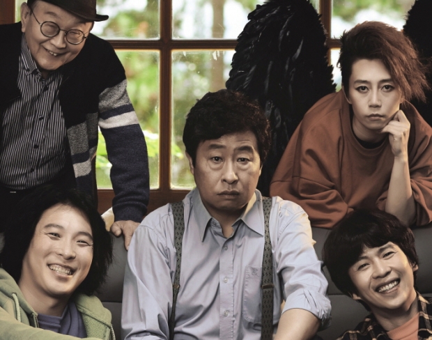각자의 아픔을 숨긴 채 이 가족의 가장 은밀한 여행이 시작된다. 작가 줄리아 조와 연출 정승현의 연극 듀랑고