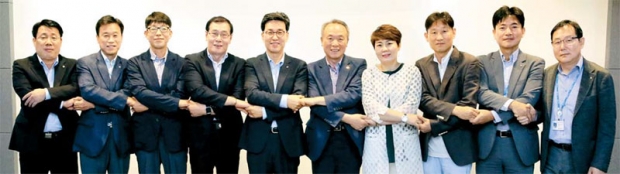 ▲ 조윤성 GS25 대표(왼쪽 다섯째)와 전국 GS25 경영주협의회 회장단이 상생 방안에 합의한 후 협력을 다짐하고 있다. 박윤정 GS25, 전국 경영주 협의회 당선자는 오른쪽 내 번째로 여성 홍일점 모습이다. [사진 제공 = GS25]