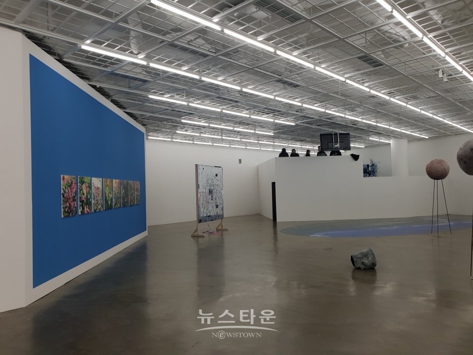 여성들의 이야기를 다양한 매체로 표현한 전시 밤이 낮으로 변할때展이 아트선재센타 2F에서 2월9일까지 열린다.