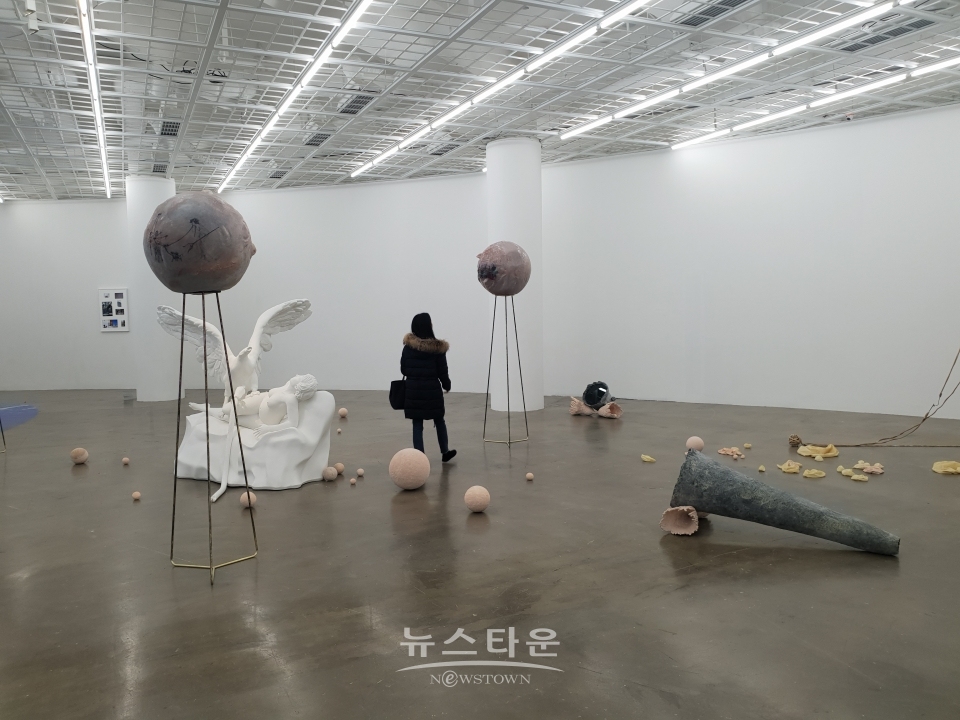 레다와 백조라는 그리스 신화 속 일화를 모티브로 여성의 입장에서 재해석한 윤지영 작가의 레다와 백조
