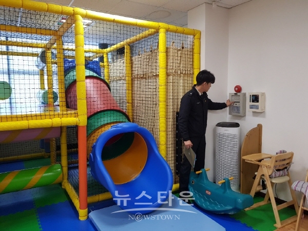 창원소방본부 관계자가 키즈카페를 방문하여 소방안전점검을 실시하고 있다.