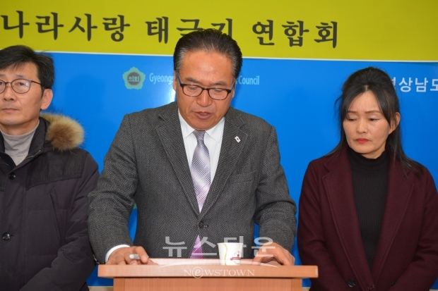 15일 오전, 경남 도의회 기자회견에서 나라사랑태극기연합 경철수 회장이 기자들의 질문에 답변을 하고 있다.