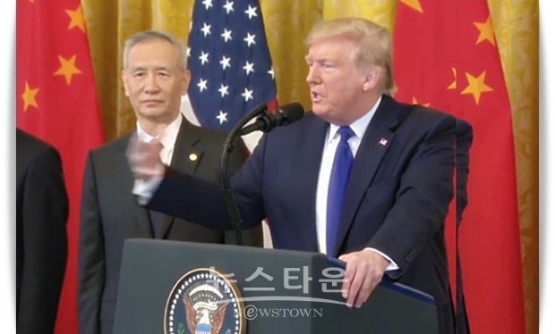트럼프 대통령은 “오늘 우리는 미국과 중국 간의 역사적인 1단계 무역협상에 서명하면서, 중국과 전에는 한 번도 취해본 적이 없는 공정하고 상호적인 무역의 미래를 향해 중요한 발걸음을 내디뎠다”고 말했다. /사진 : 유튜브 캡처