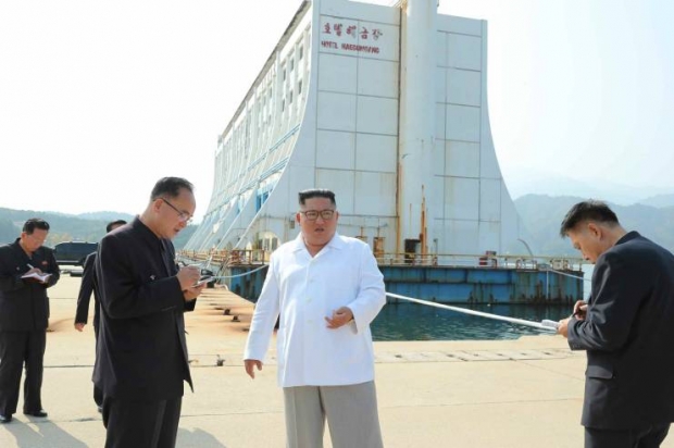 북한 김정은이 금강산관광지구를 방문했다고 노동신문이 지난해 10월 23일 보도했다. 노동신문